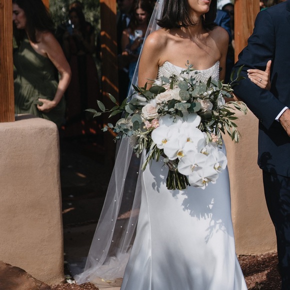 STUNNING Klienfeld veil with beautiful pearl details (retail $800) - Picture 4 of 5